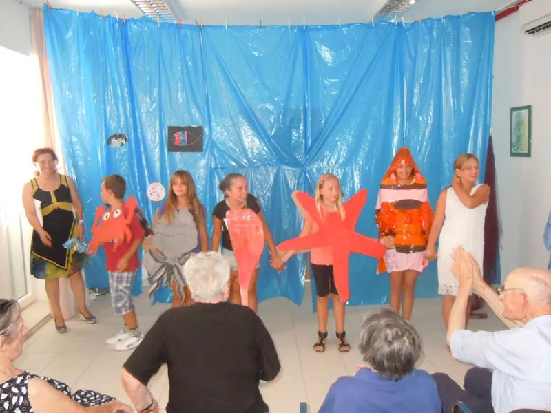 Mala glumačka skupina "Žvelta" u Domu za starije Tisno