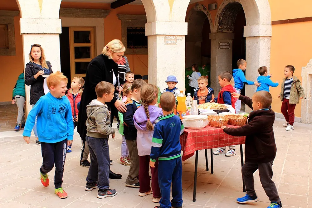 Proglašenje pobjednika likovno literarnog natječaja Moje misto drago 10 10 2015 2