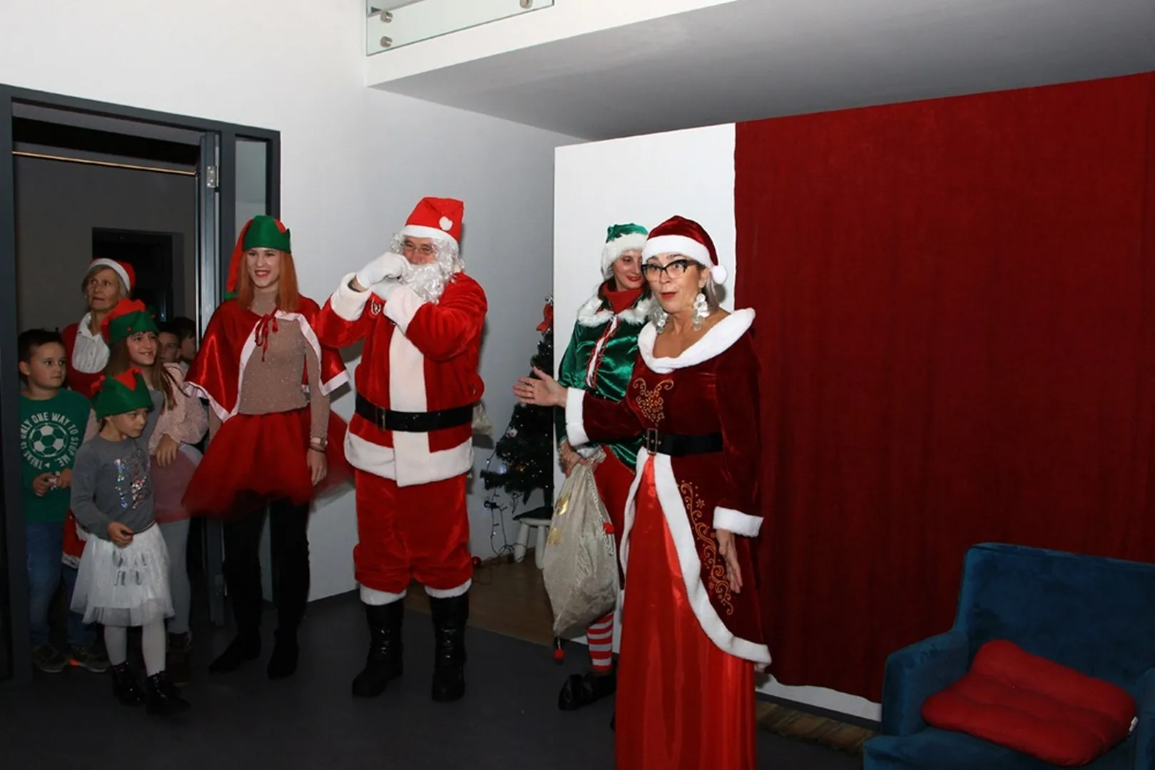 Dječja božićna priredba, mali sajam i darivanje u Betini!